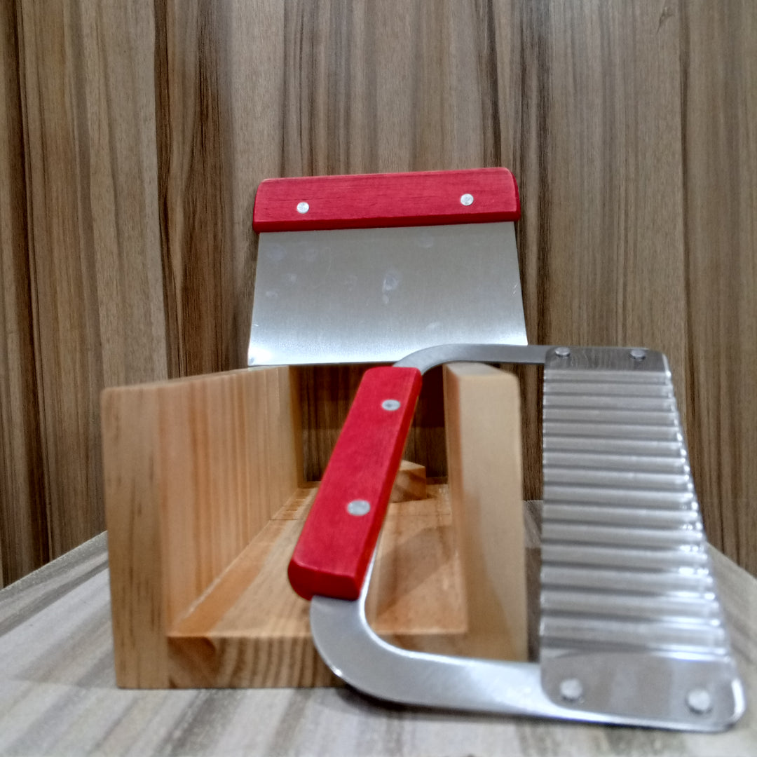 SOAP CUTTER AND SCRAPPER WITH INNER ADJUSTER